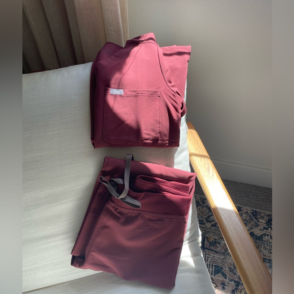 NWT Figs Maroon Scrub pants & top set (XS)